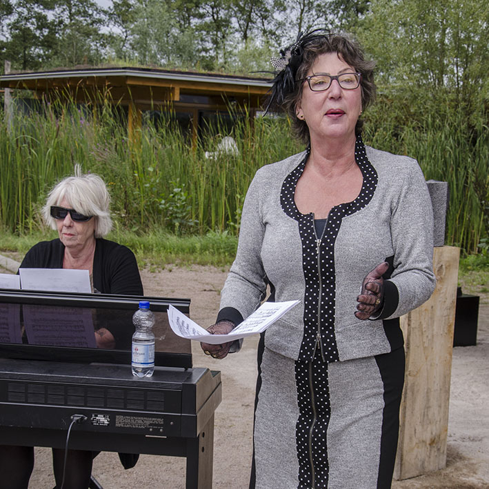 Gonda zingt met piano begeleiding